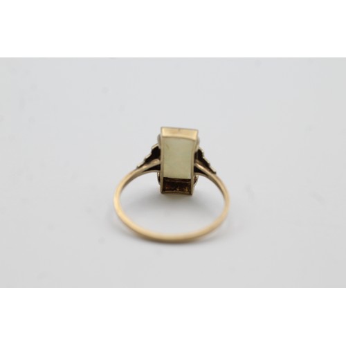 440 - 9ct gold opal solitaire ring (1.7g)- SIZE N