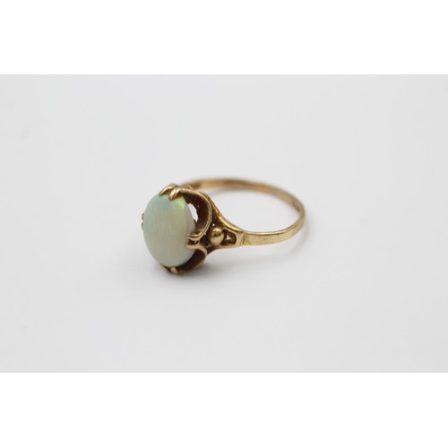 444 - 9ct gold oval cut opal solitaire ring (1.8g)- SIZE M