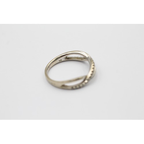 472 - 9ct white gold diamond double twist ring (2.4g)- SIZE N