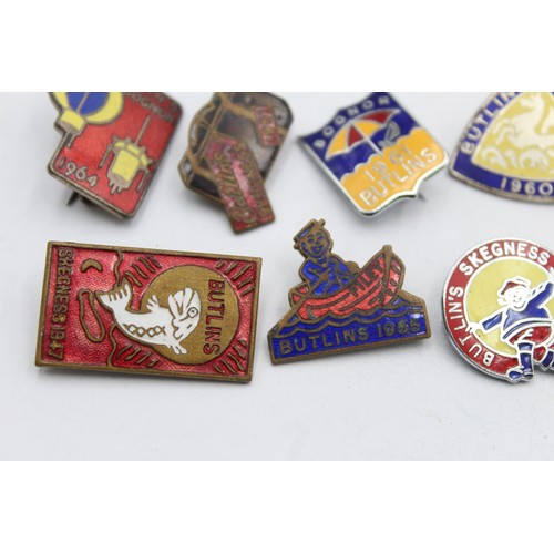 477 - 9 x Assorted Vintage BUTLINS Badges Inc Enamel, Skegness, Filey Etc