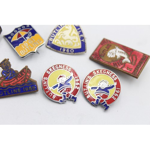 477 - 9 x Assorted Vintage BUTLINS Badges Inc Enamel, Skegness, Filey Etc