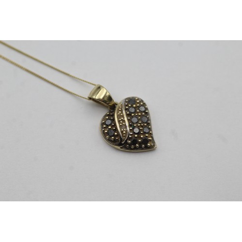 492 - 9ct gold diamond & black diamond heart pendant necklace (2.7g)