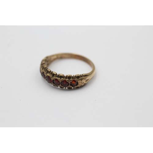 496 - 9ct gold garnet seven stone ring (2.1g)- SIZE L