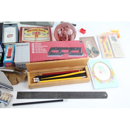 511 - 30 x Assorted Vintage DESK ACCESSORIES Inc Calculator, Paperweight Etc