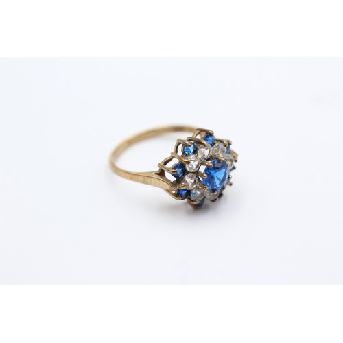 524 - 9ct gold blue & white synthetic spinel floral cluster ring (2.2g)- SIZE K