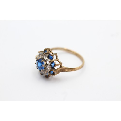 524 - 9ct gold blue & white synthetic spinel floral cluster ring (2.2g)- SIZE K