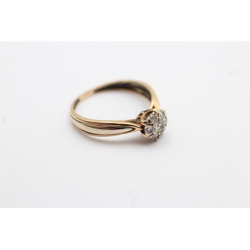 532 - 9ct gold diamond cluster ring (1.1g)- SIZE H