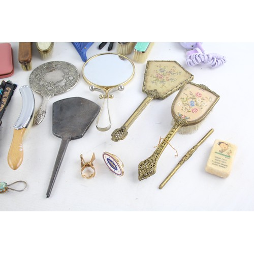 551 - 25 x Assorted Vintage LADIES VANITY Inc Hair Brush, Fan, Mirror Etc