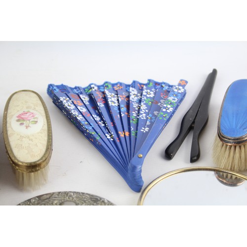 551 - 25 x Assorted Vintage LADIES VANITY Inc Hair Brush, Fan, Mirror Etc