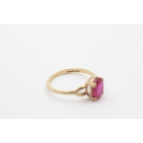 556 - 9ct gold synthetic ruby solitaire ring (1.4g)- SIZE K