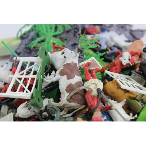 559 - Job Lot Assorted PLASTIC FIGURES Inc Soldiers, Animals, Foliage Etc