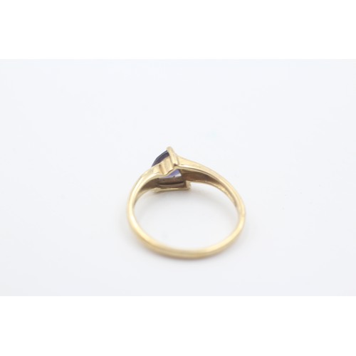 560 - 9ct gold trillion-shaped iolite solitaire ring (2g)- SIZE N