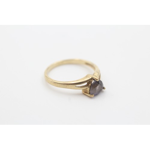 560 - 9ct gold trillion-shaped iolite solitaire ring (2g)- SIZE N