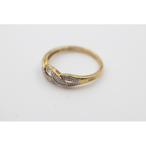 564 - 9ct gold diamond double twist ring (1.9g)- SIZE P