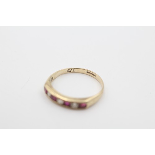 572 - 9ct gold ruby & clear gemstone seven stone ring (1.7g)- SIZE P