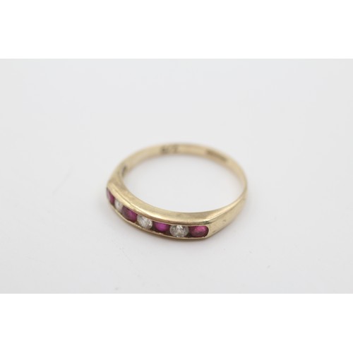 572 - 9ct gold ruby & clear gemstone seven stone ring (1.7g)- SIZE P