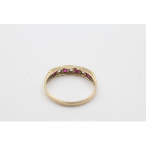 572 - 9ct gold ruby & clear gemstone seven stone ring (1.7g)- SIZE P