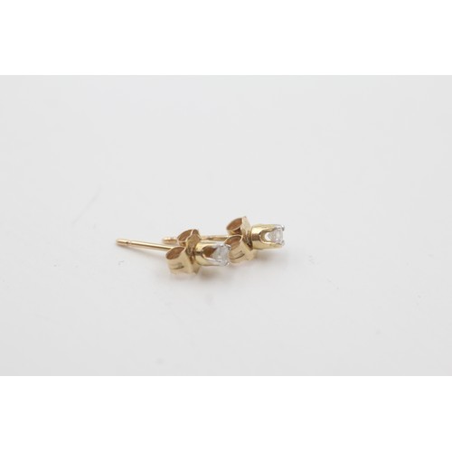 576 - 9ct gold diamond stud earrings (0.3g)