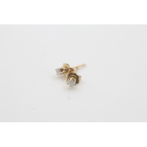 576 - 9ct gold diamond stud earrings (0.3g)