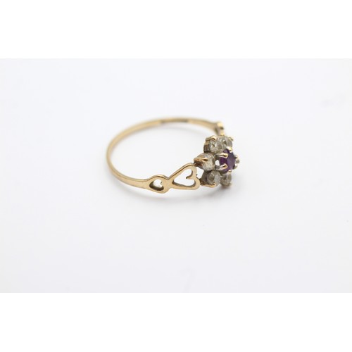 620 - 9ct gold amethyst & clear gemstone floral cluster ring with heart shanks (1.1g)- SIZE Q