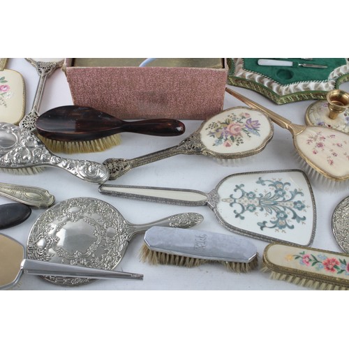 630 - 25 x Assorted Vintage LADIES VANITY Inc Hair Dryer, Manicure Set, Mirror Etc