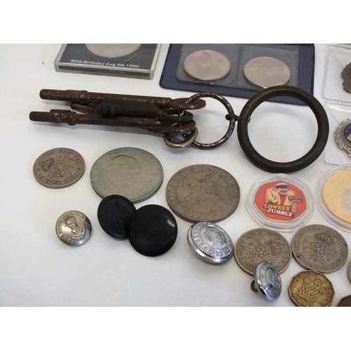 64 - TUB OF MISCELLANEOUS ITEMS INCLUDING OLD KEYS, COINS, SNUFF TIN ETC