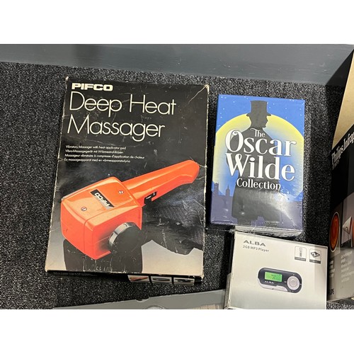 90 - SELECTION OF MISCELLANEOUS ITEMS INCLUDES DEEP HEAT MASSAGER, 2 x BOXED WATCHES, OSCAR WILDE COLLECT... 