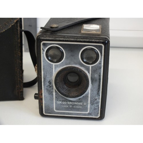 385 - KODAK SIX-20 'BROWNIE' D CAMERA WITH CARRY CASE