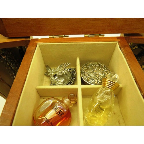 311 - WOODEN JEWELLERY BOX FULL OF JEWELLERY & TRINKETS INCLUDES NECKLACES, RINGS, EARRINGS etc