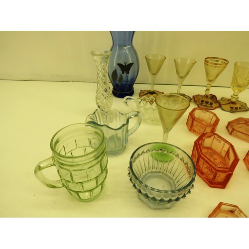 324 - COLLECTION OF VINTAGE GLASSWARE