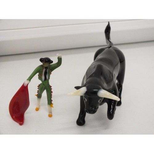 200H - SELECTION OF COLLECTABLES INCLUDES BESWICK CLOWN, GLASS BULL AND BULLFIGHTER, COMMEMORATIVE COINS