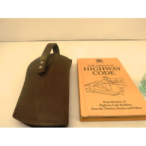 200K - SELECTION OF VINTAGE COLLECTABLE ITEMS INCLUDES LEATHER GUN HOLSTER AND GLASS BOTTLES