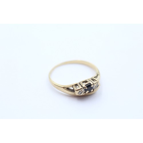 402 - 9ct gold diamond & sapphire three stone ring (1.5g) SIZE K