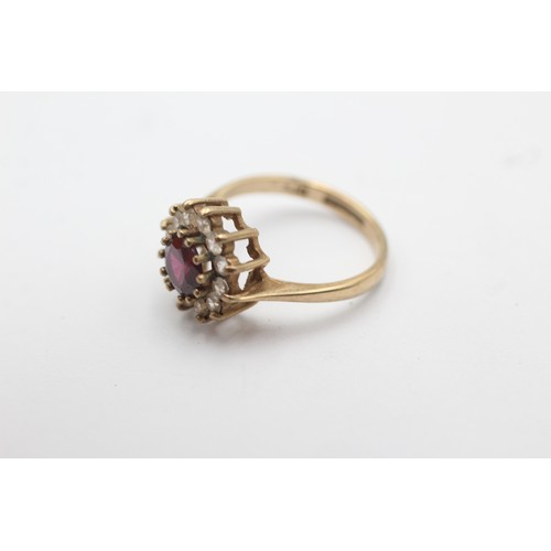 416 - 9ct gold garnet & clear gemstone halo ring (2.5g) SIZE L