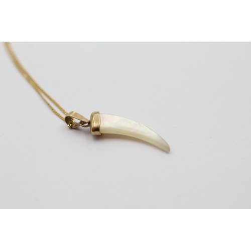 540 - 9ct gold mother of pearl pendant necklace (0.9g)