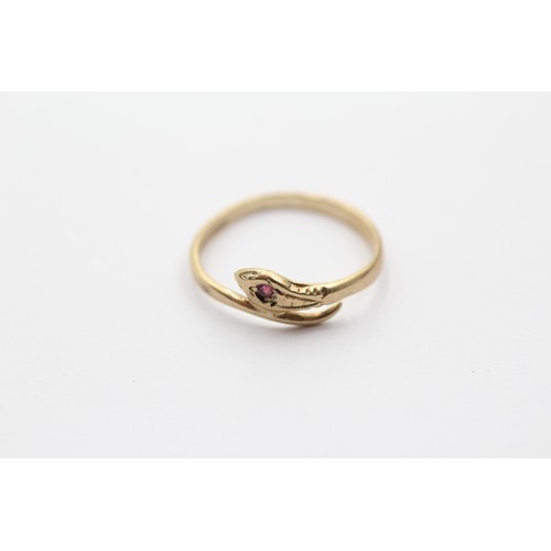 556 - 9ct gold snake ring with ruby eyes (0.9g) SIZE I