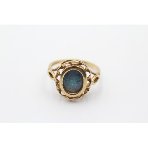 572 - 9ct gold opal triplet single stone ring (2.5g) SIZE M