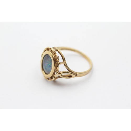 572 - 9ct gold opal triplet single stone ring (2.5g) SIZE M