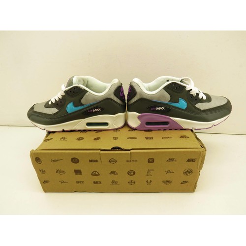 143 - TRAINERS SIZE 4 NEW & BOXED