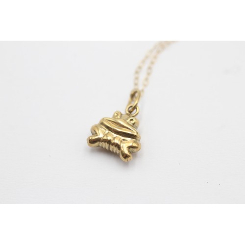 404 - 9ct gold frog pendant necklace (1g)