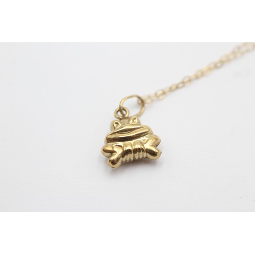 404 - 9ct gold frog pendant necklace (1g)