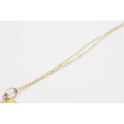 404 - 9ct gold frog pendant necklace (1g)