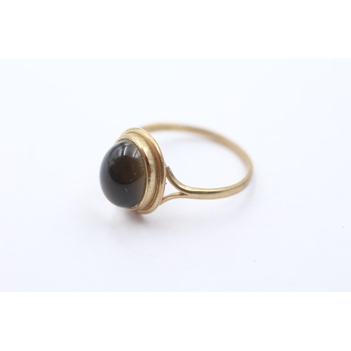 440 - 9ct gold black paste single stone ring (1.6g) SIZE N