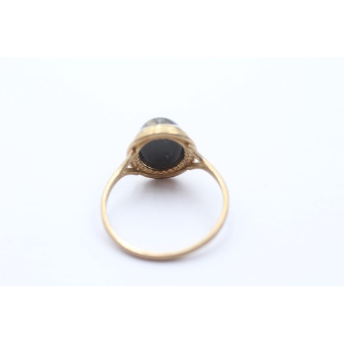 440 - 9ct gold black paste single stone ring (1.6g) SIZE N