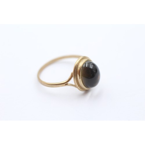 440 - 9ct gold black paste single stone ring (1.6g) SIZE N