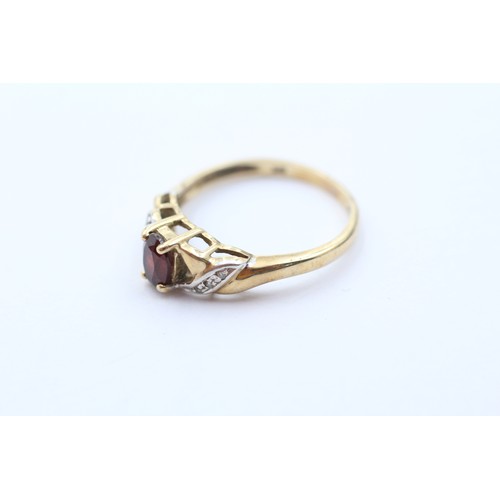 468 - 9ct gold garnet single stone ring with diamond set shank (1.9g) SIZE O