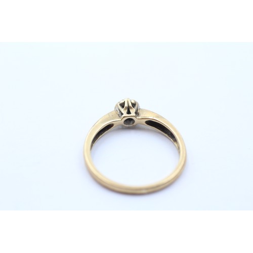 500 - 9ct gold round brilliant cut diamond solitaire ring (1.9g) SIZE M