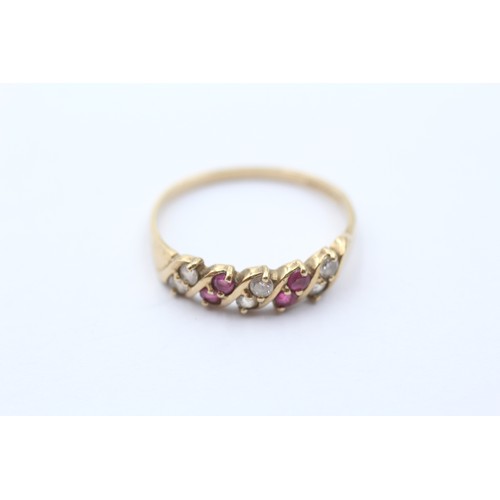 504 - 9ct gold diamond & ruby dress ring (1.6g) SIZE P