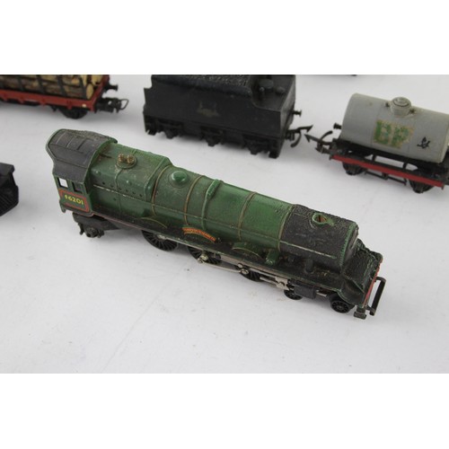 497 - 8x Vintage Oo Gauge JOUEF / TRIANG Inc Loco TR2335, 46201, Coach & Rolling Stock