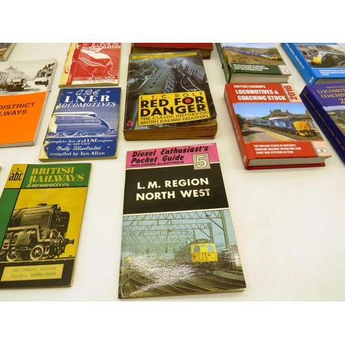 300B - BRIEF CASE FULL OF TRAINS BOOKS, ABC BRITISH LOCOMOTIVES PORT FOUR 60000 - 90999 EASTERN AND NORTH E... 